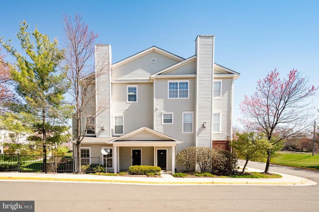 3 bedroom condo for sale at 13048 Cabin Creek Rd Unit 13048 Herndon 20171 - $465,000
