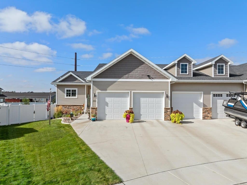 4 bedroom townhouse for sale at 3500 Waggle Way SE Minot 58701 - $499,900