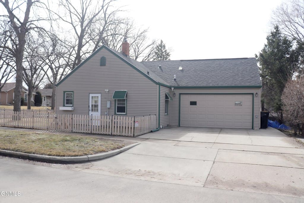 2 bedroom house for sale at 828 N 10th St Bismarck - $276,900