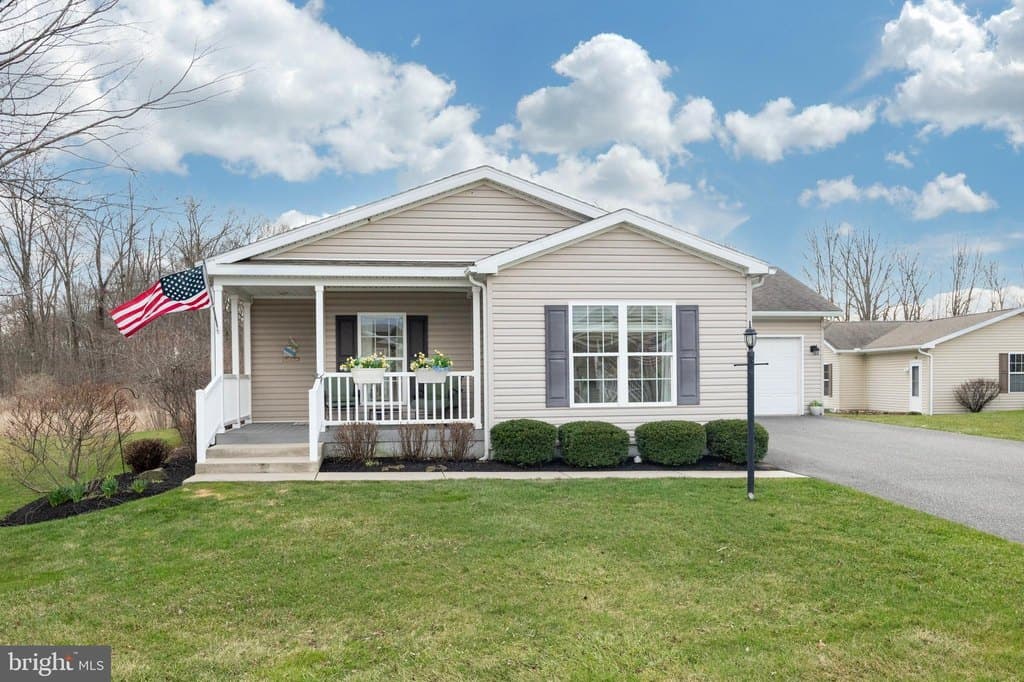 2 bedroom house for sale at 16 Cormorant Dr Bechtelsville - $335,000