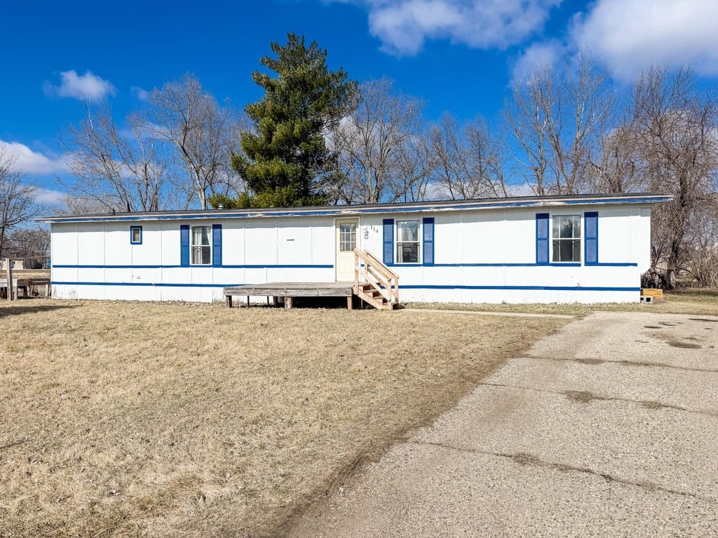 3 bedroom mobile home for sale at 114 Wagon Wheel Cir Brookings 57006 - $46,500