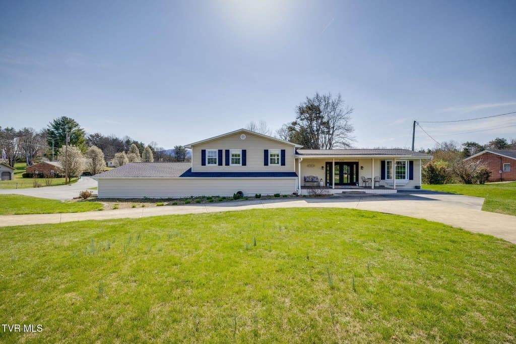 5 bedroom house for sale at 1320 Silver Grove Rd Bluff City - $449,900