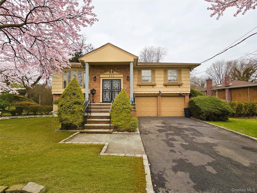 4 bedroom house for sale at 112 Crescent Dr Albertson - $1,795,000