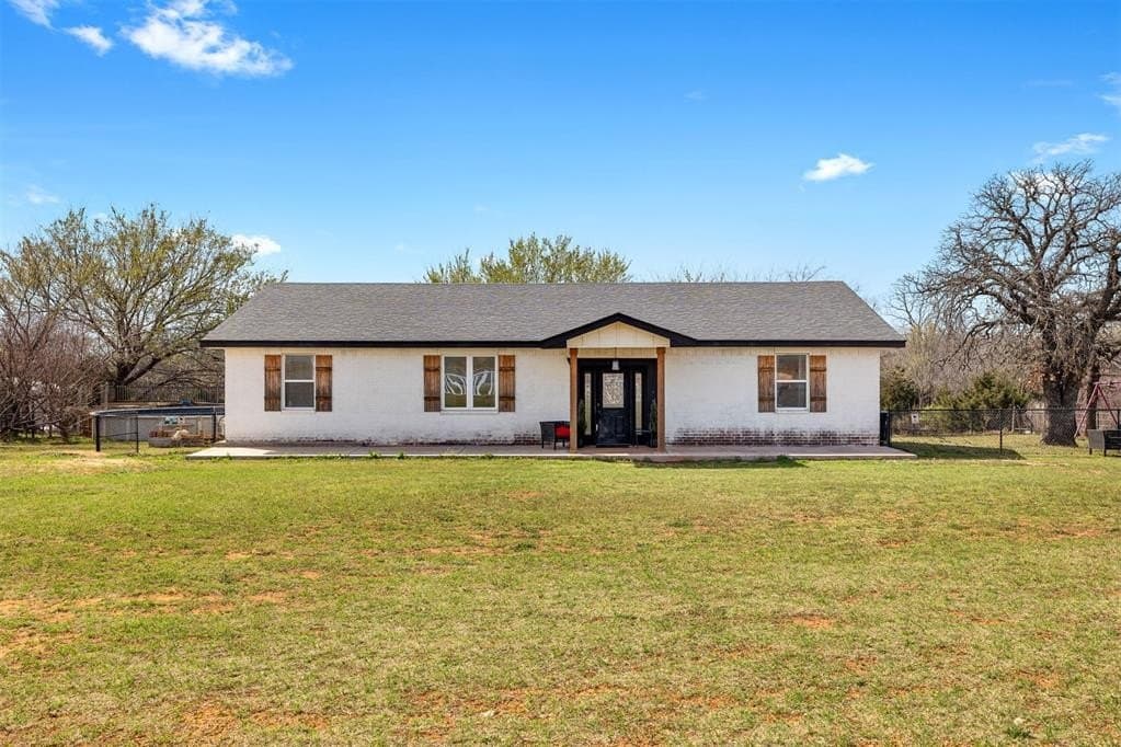 3 bedroom house for sale at 21063 State Highway 76 Blanchard - $285,000