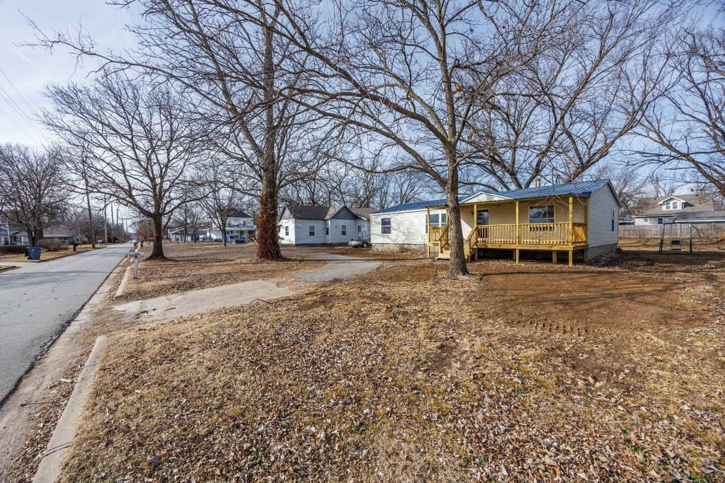 house for sale at 109 E 6th Ave Caney - $100,000
