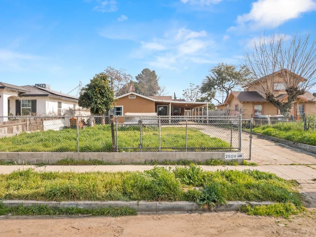 5 bedroom house for sale at 2509 S 10th St Calwa - $225,000