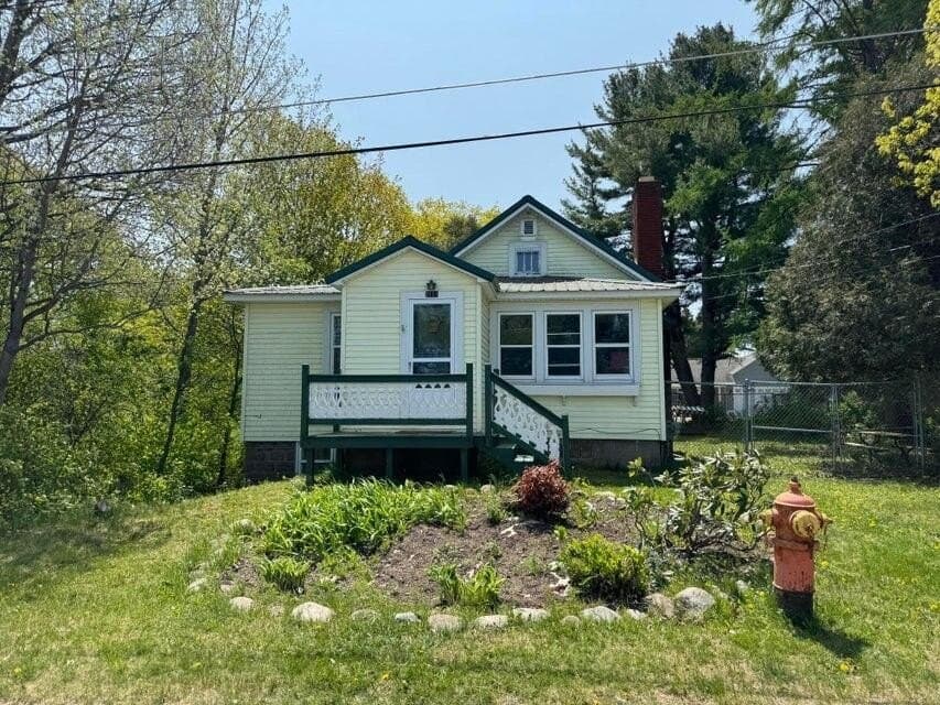 3 bedroom house for sale at 2111 W 3rd Ave Sault Ste Marie 49783 - $280,000
