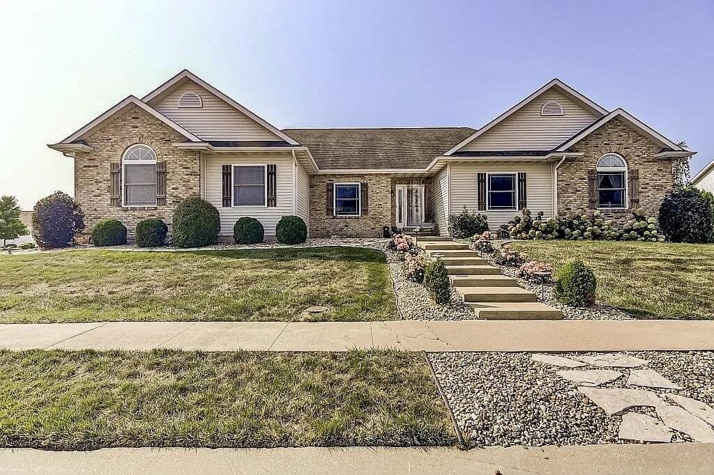 3 bedroom house for sale at 4800 Longfellow Dr Springfield - $445,500