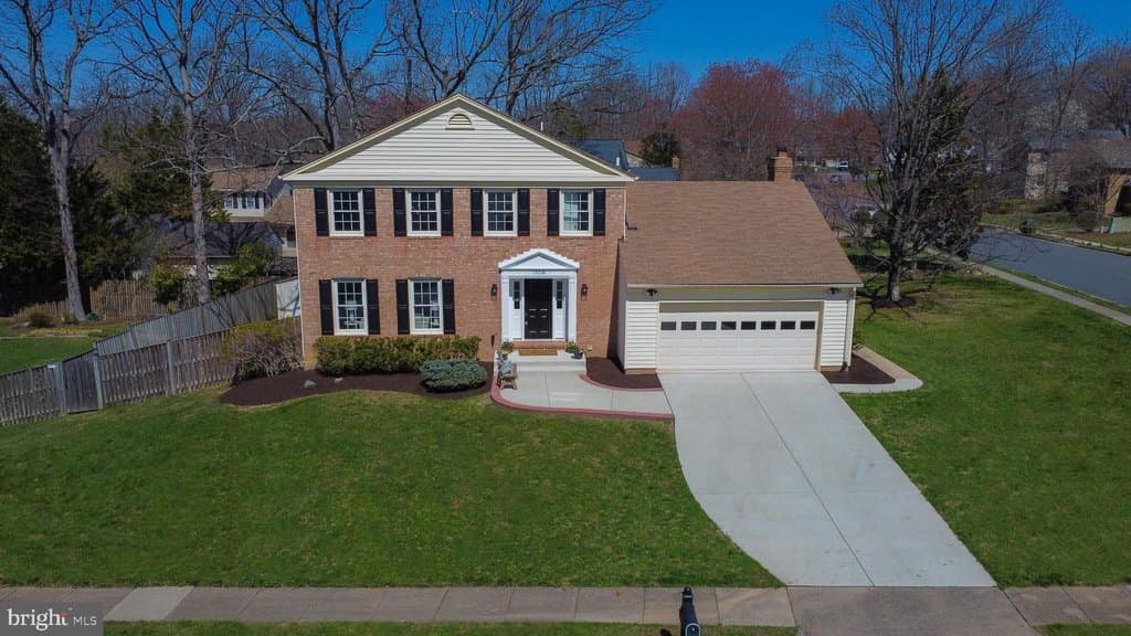 4 bedroom house for sale at 12034 Cheviot Dr Herndon 20170 - $925,000