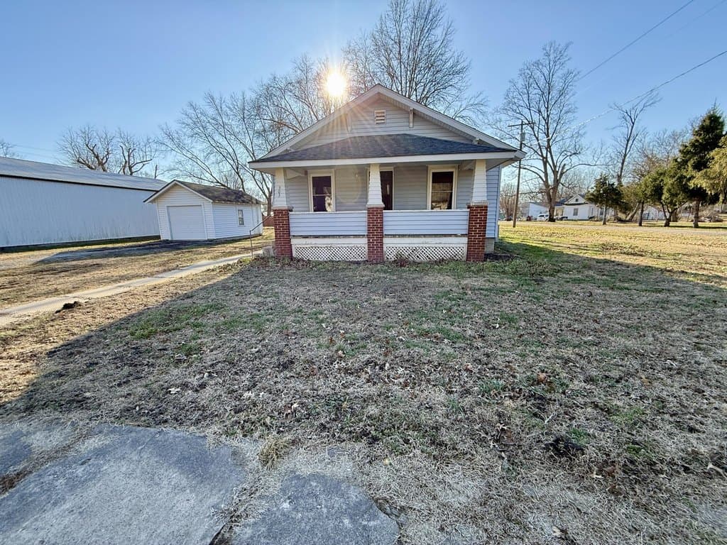 2 bedroom house for sale at 303 Trigg Ave Blackwater - $136,000