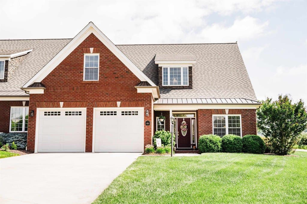 4 bedroom townhouse for sale at 8561 Whistling Straits Dr Radford 24141 - $450,000