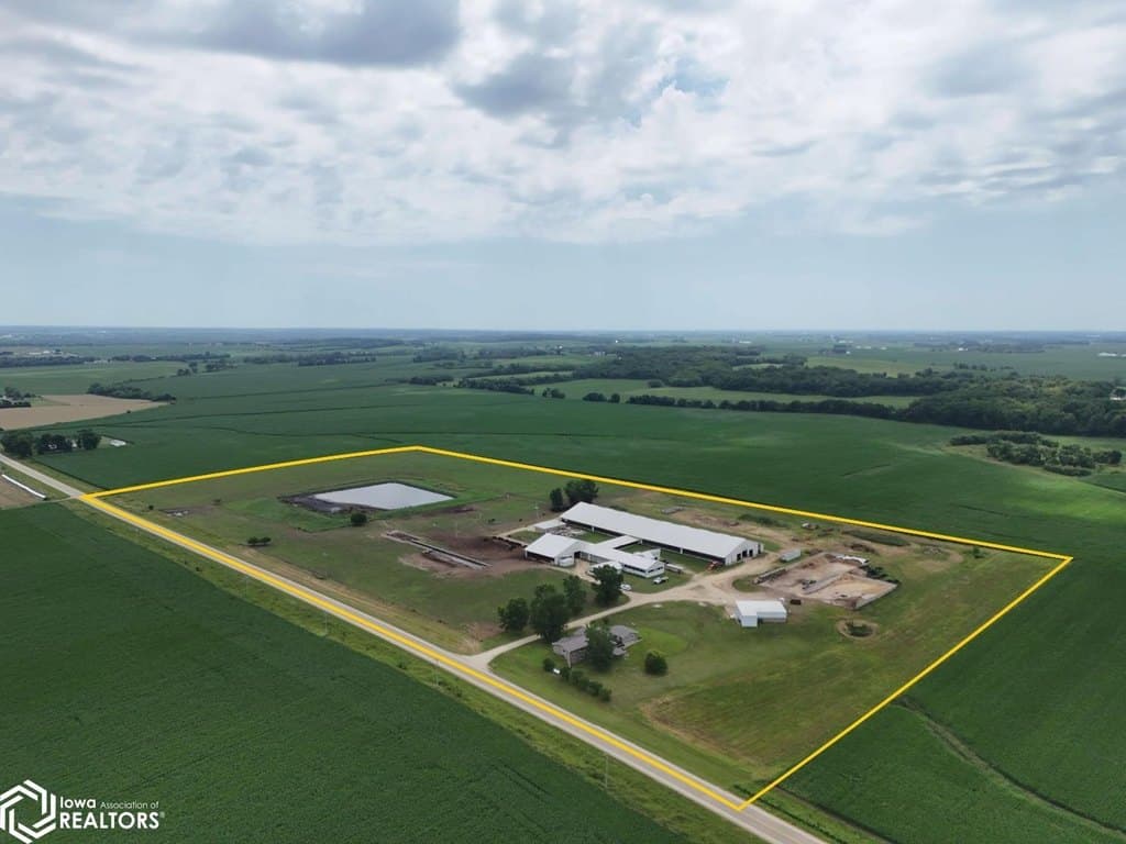 3 bedroom farm for sale at 1350 Waubeek Rd Central City - $1,150,000
