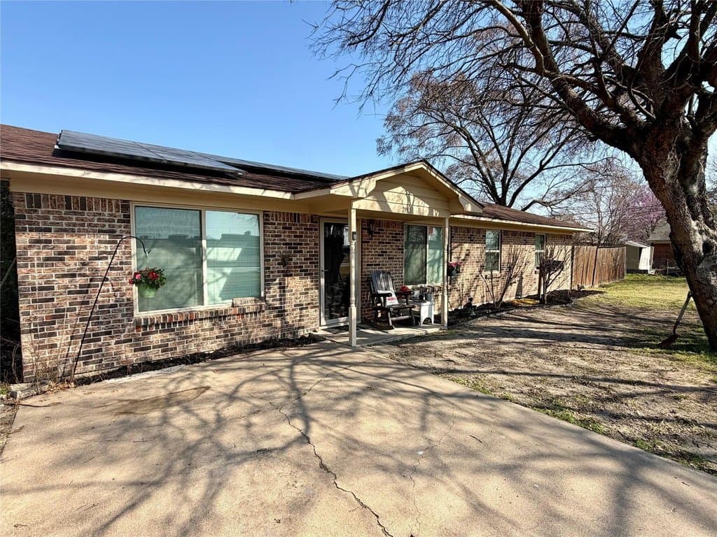 4 bedroom house for sale at 305 S 1st St Crandall 75114 - $269,999