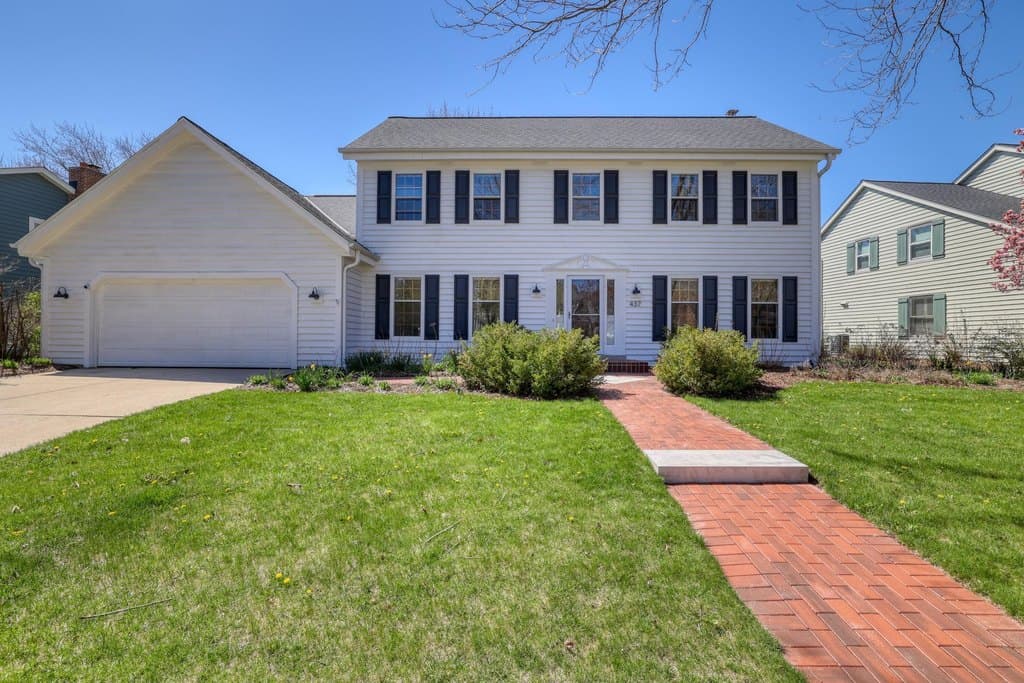 4 bedroom house for sale at W68N437 Evergreen Blvd Cedarburg 53012 - $649,900