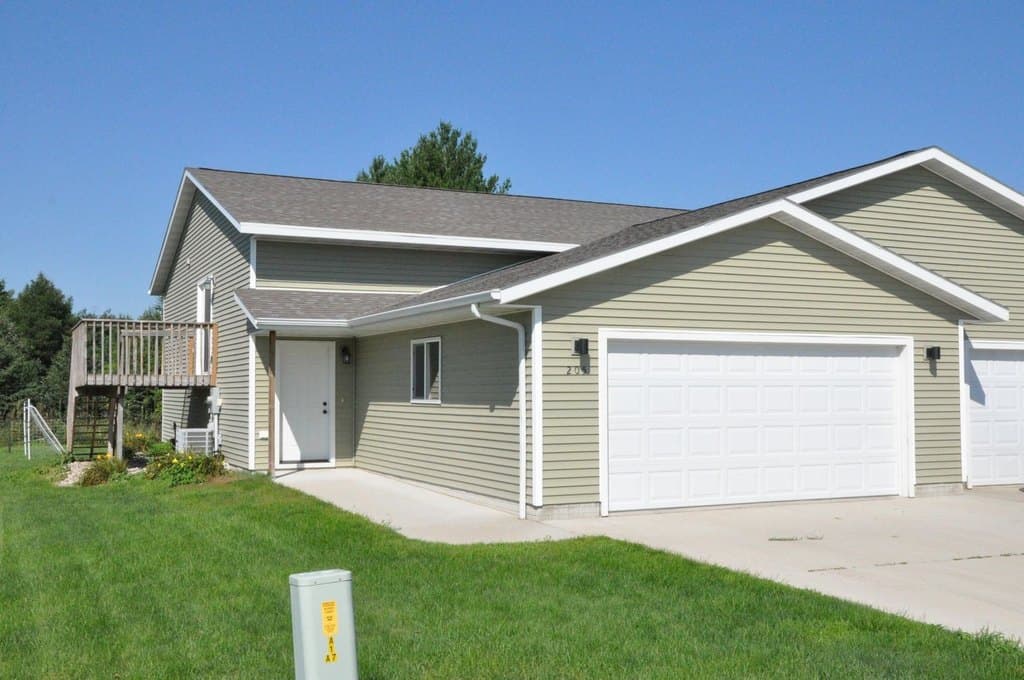 4 bedroom house for sale at 205 Dogwood Ave Aurora - $275,000
