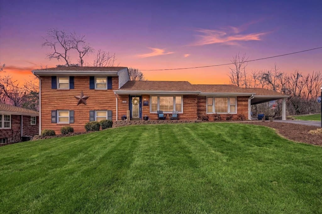 4 bedroom house for sale at 3105 Davis Ave Cave Spring - $369,950