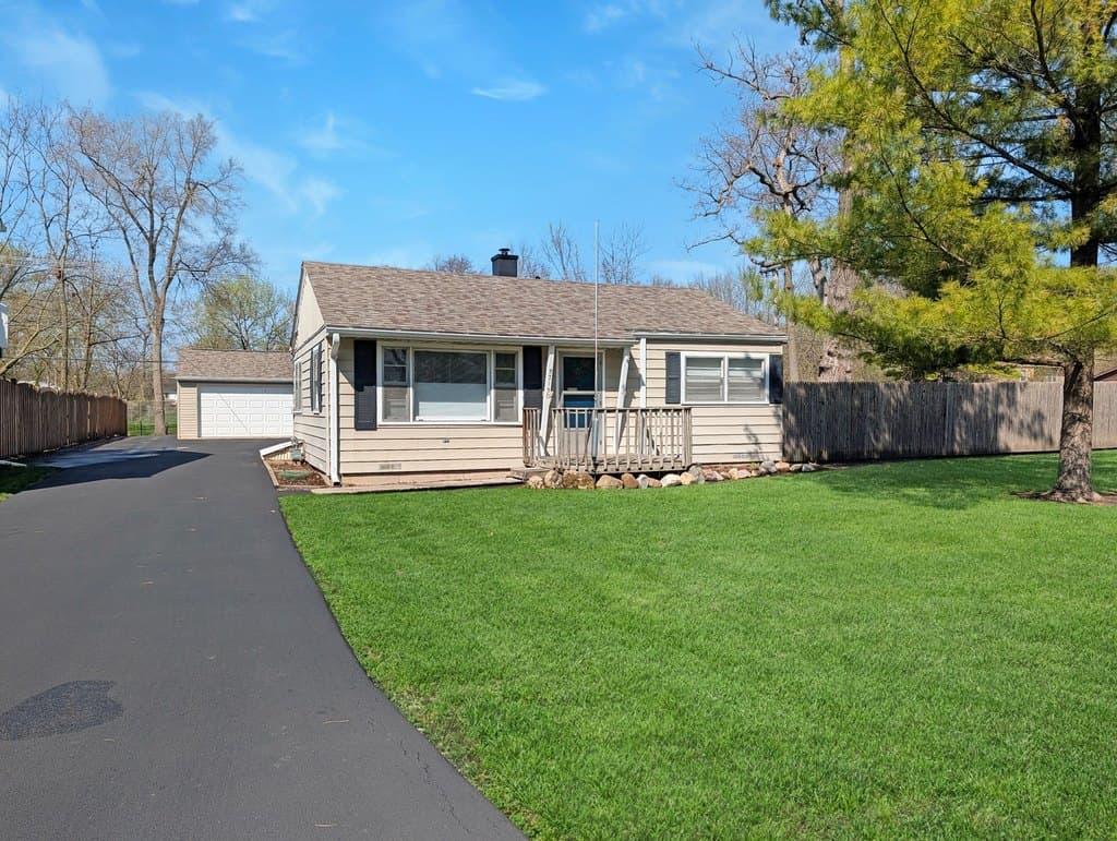 2 bedroom house for sale at 37130 N Parma Ave Venetian Village 60046 - $194,900