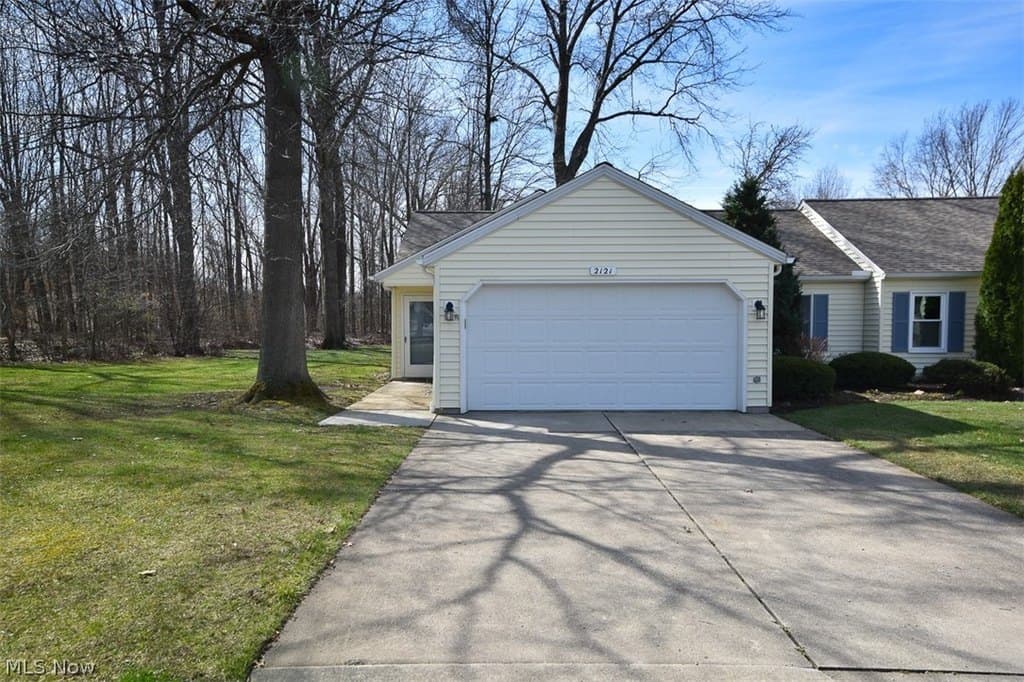 2 bedroom condo for sale at 2121 Oakwood Ct Avon 44011 - $229,900