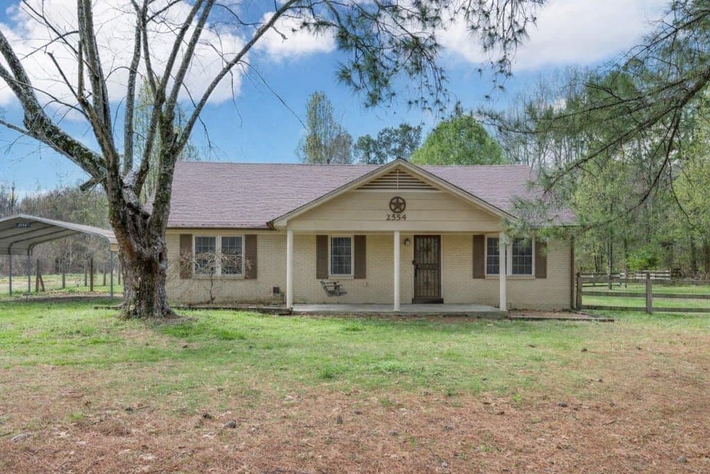2 bedroom house for sale at 2554 Maple Dr Atoka - $235,000