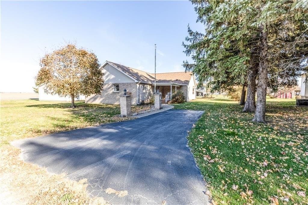 3 bedroom house for sale at 324 N Oak St Assumption - $199,000