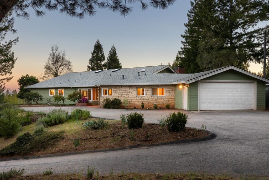 6 bedroom house for sale at 150 McGivern Way Bonny Doon - $1,999,000