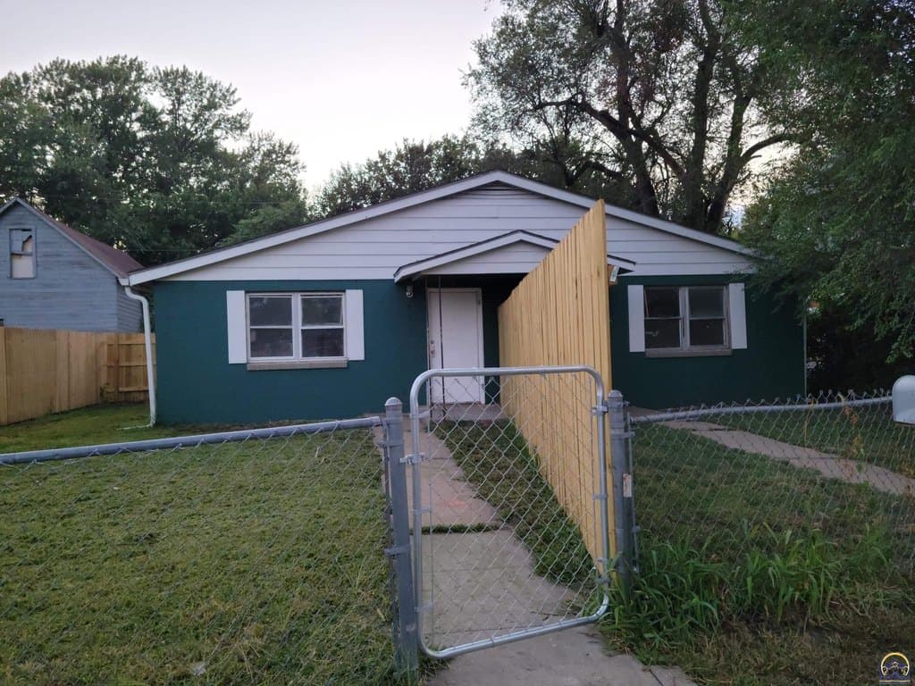 multi-family for sale at 429 SE California Ave Se California Ave Unit 431 Topeka 66607 - $135,000