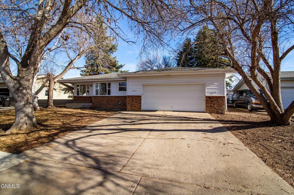 3 bedroom house for sale at 1425 S 3rd St Bismarck - $399,900