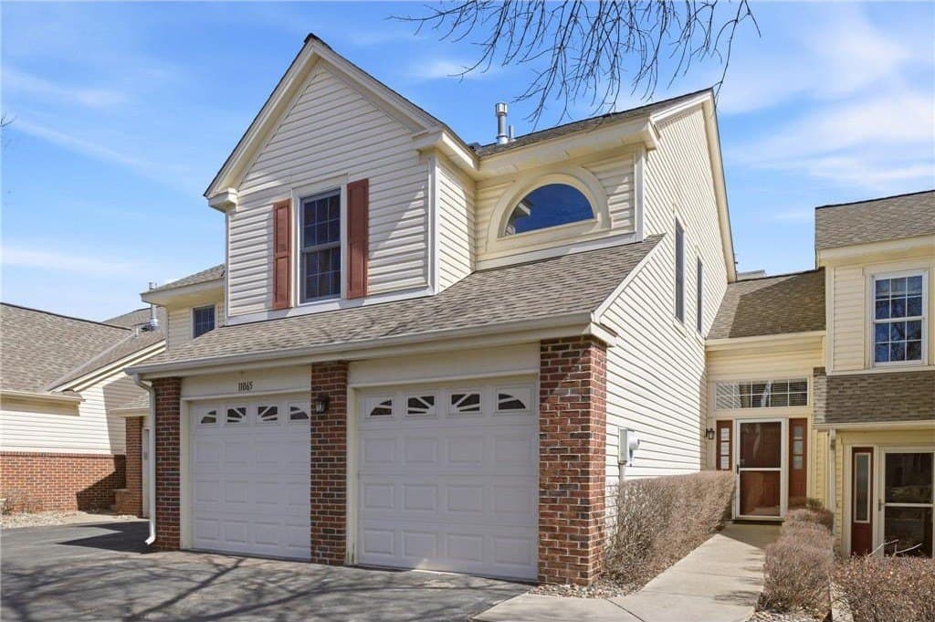 3 bedroom townhouse for sale at 11065 Oregon Curv Bloomington 55438 - $310,000