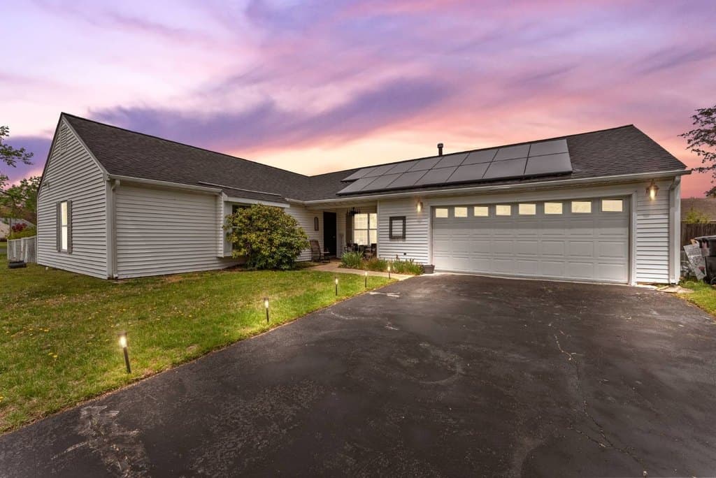 3 bedroom house for sale at 6 Avella Ln Sicklerville 08081 - $325,000