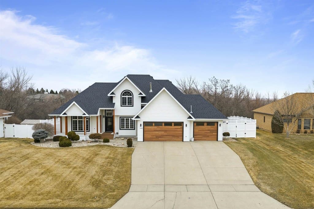 8 bedroom house for sale at 1005 15th Ave SE Minot 58701 - $1,200,000