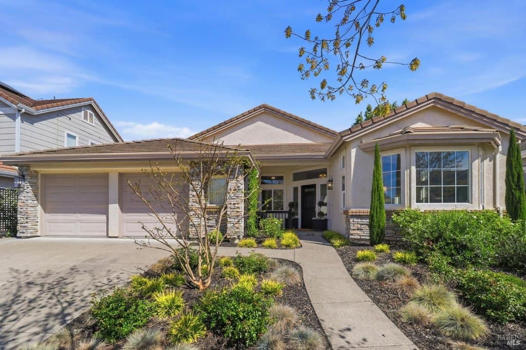 4 bedroom house for sale at 1043 Allen St Petaluma 94954 - $1,198,000