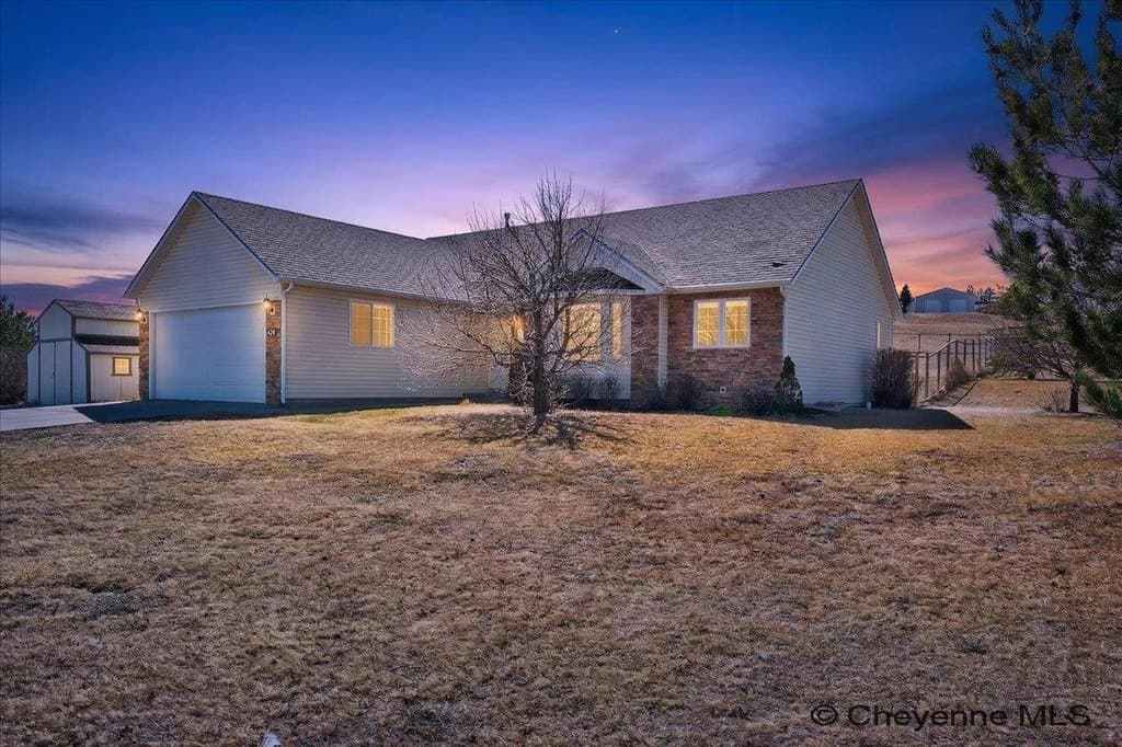 5 bedroom house for sale at 407 Dayshia Ln Cheyenne - $580,000