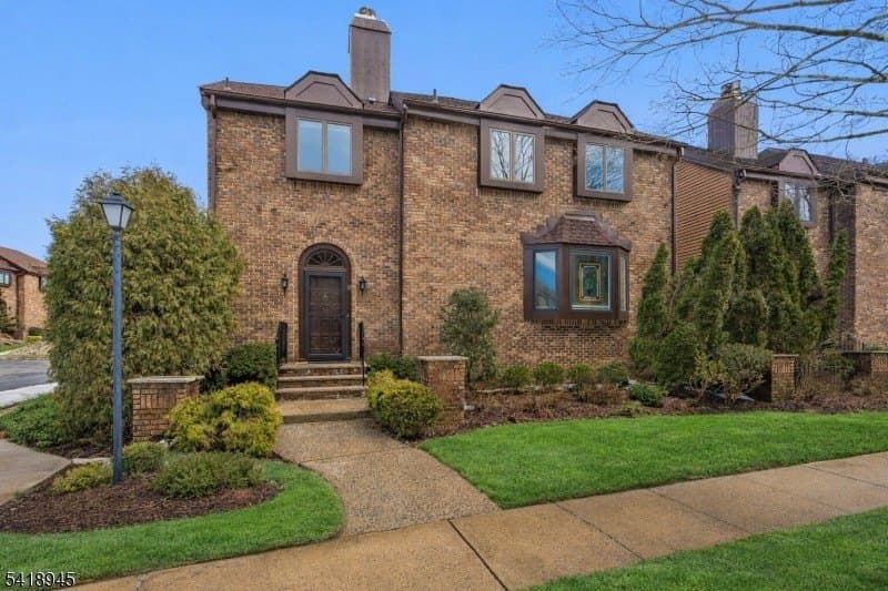 3 bedroom townhouse for sale at 9 Klara Ct Madison 07940 - $899,000