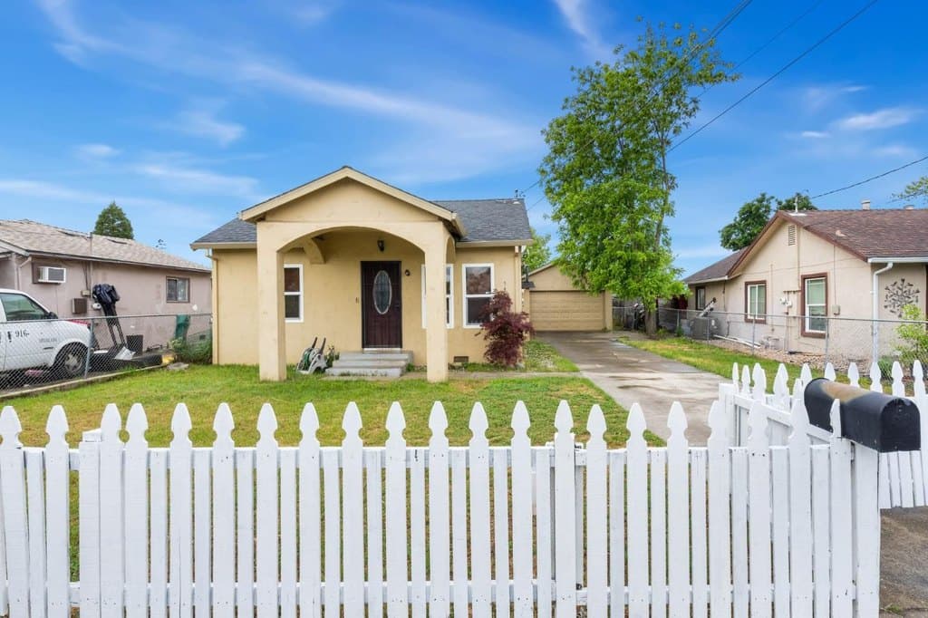 3 bedroom house for sale at 5410 Mendocino Blvd Fruitridge Pocket 95820 - $360,000