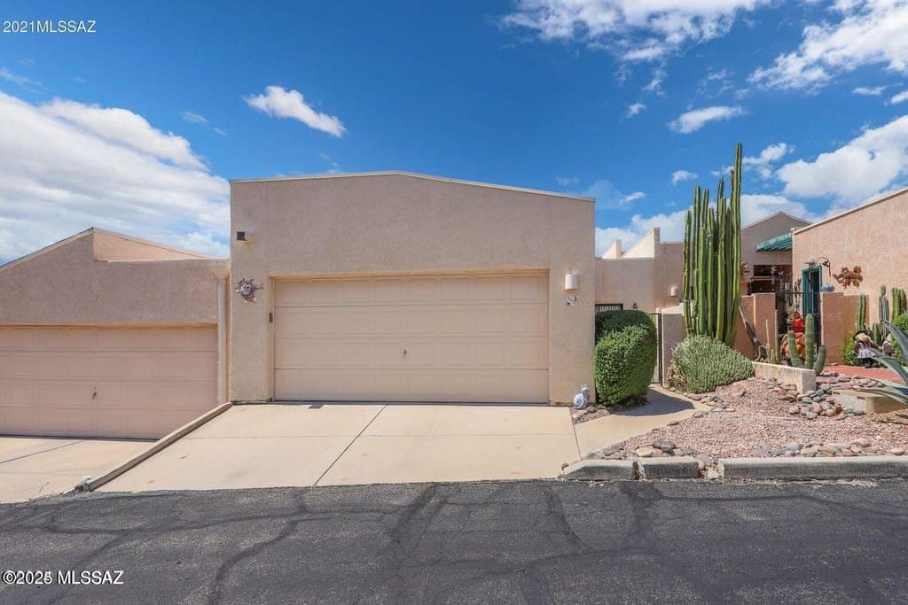 3 bedroom townhouse for sale at 4937 N Valle Rd Catalina Foothills - $340,000