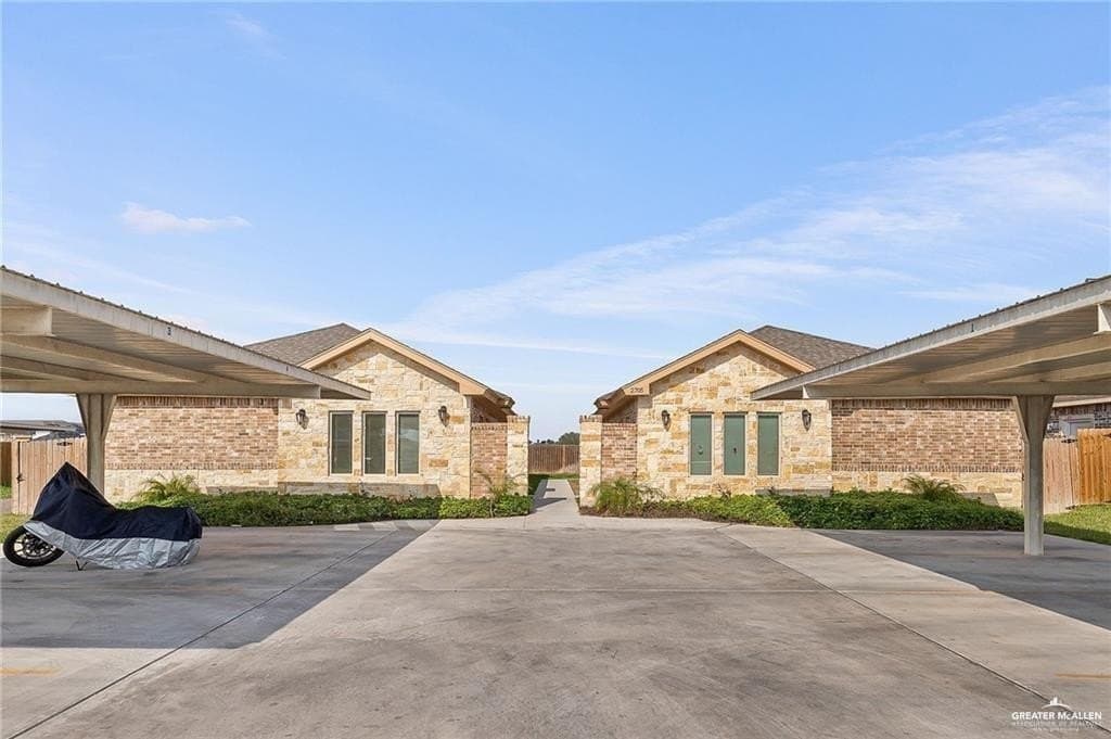 multi-family for sale at 2705 E Franklin Ave Alton - $489,900