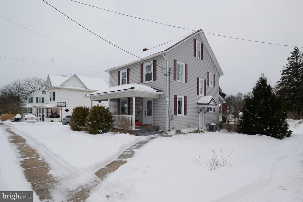 4 bedroom house for sale at 127 E Aaron Sq Aaronsburg - $274,900