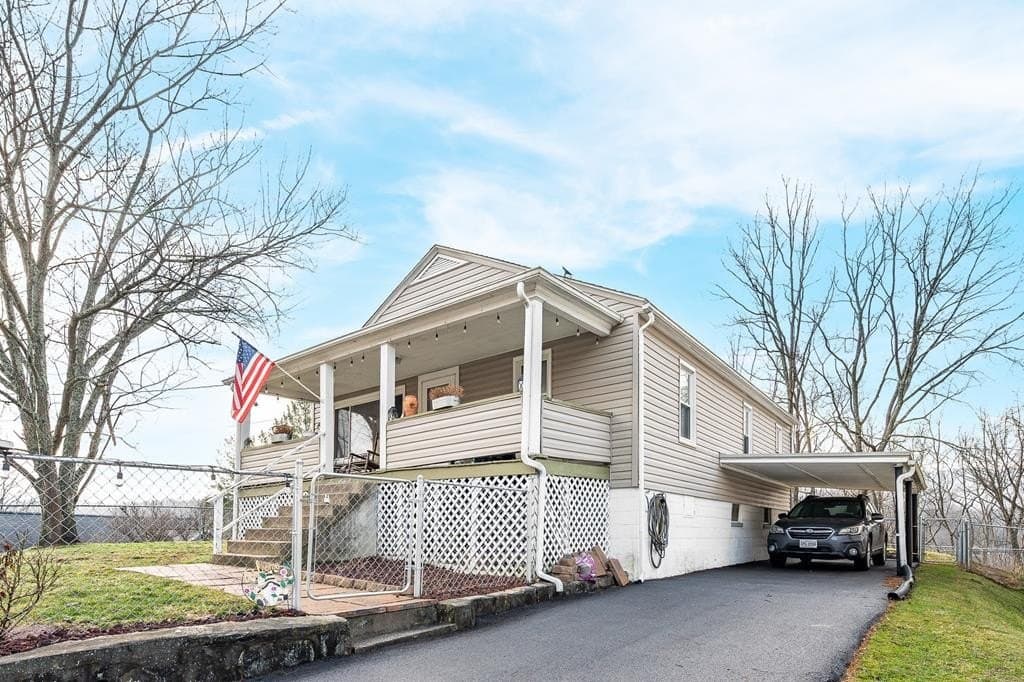 3 bedroom house for sale at 111 Olney Ave Bluefield - $129,900