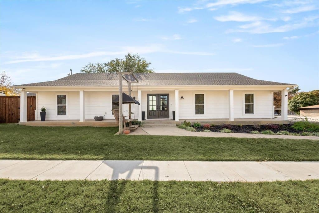 5 bedroom house for sale at 1706 Dunn St Grapevine 76051 - $815,000