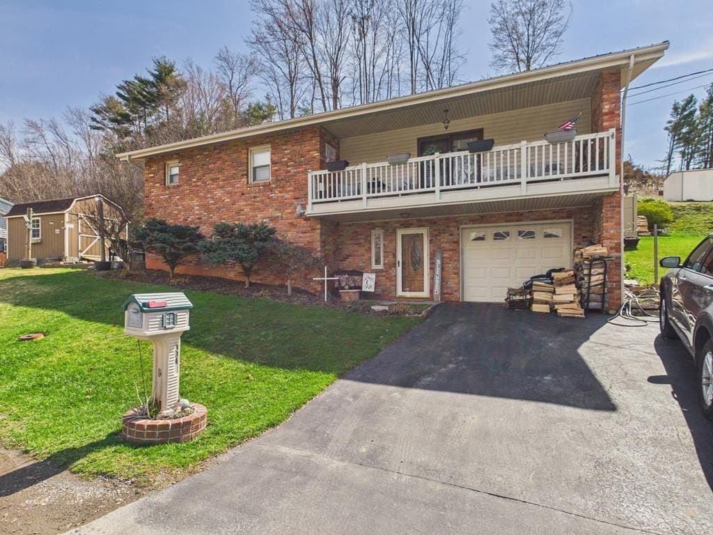 3 bedroom house for sale at 304 Park Dale St Bluefield - $269,000