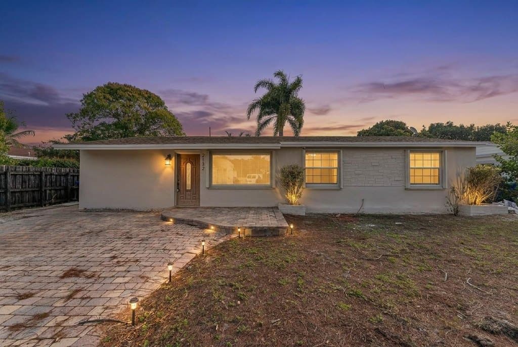 4 bedroom house for sale at 2132 SW 50th Ave Broadview Park - $470,000