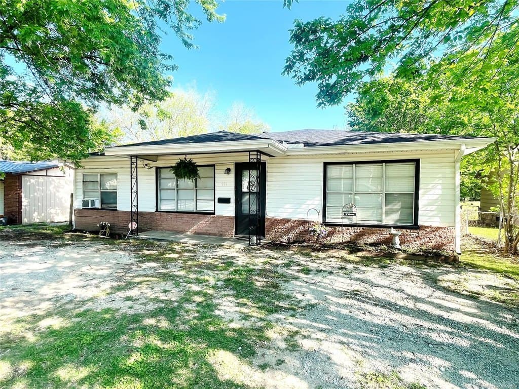 3 bedroom house for sale at 910 Orchard St Ada - $149,900