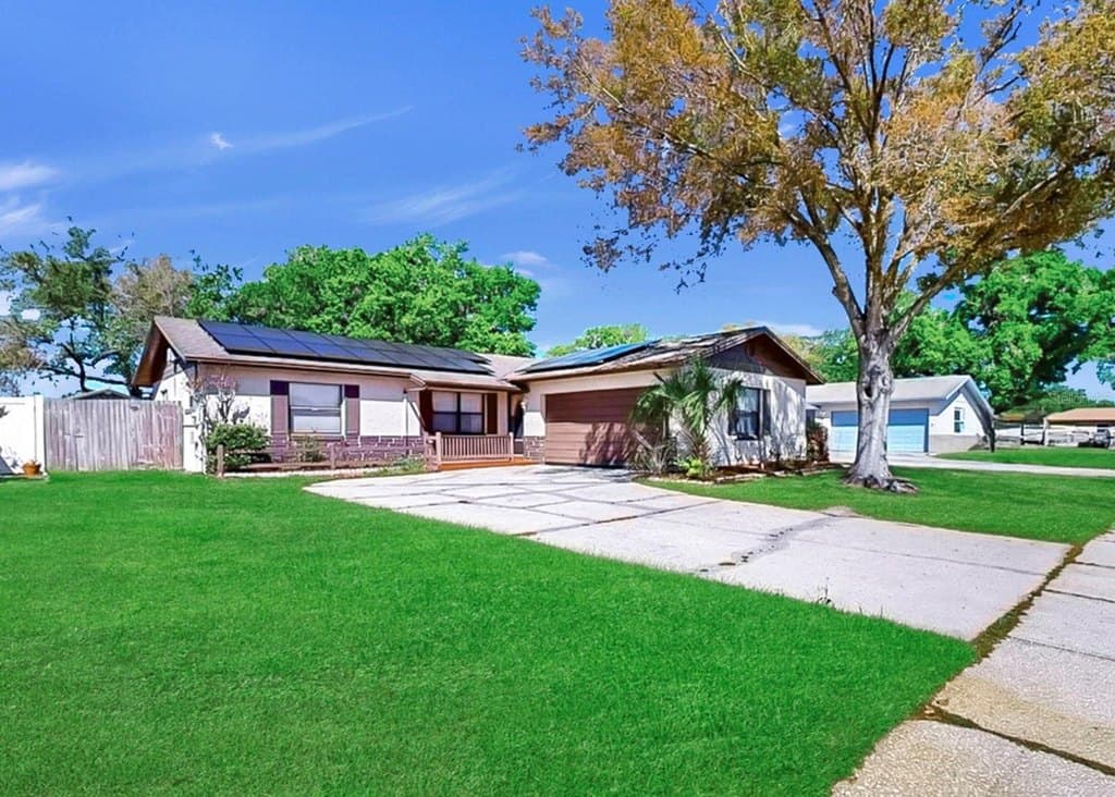 3 bedroom house for sale at 1006 Saxon Ct Brandon - $200,000