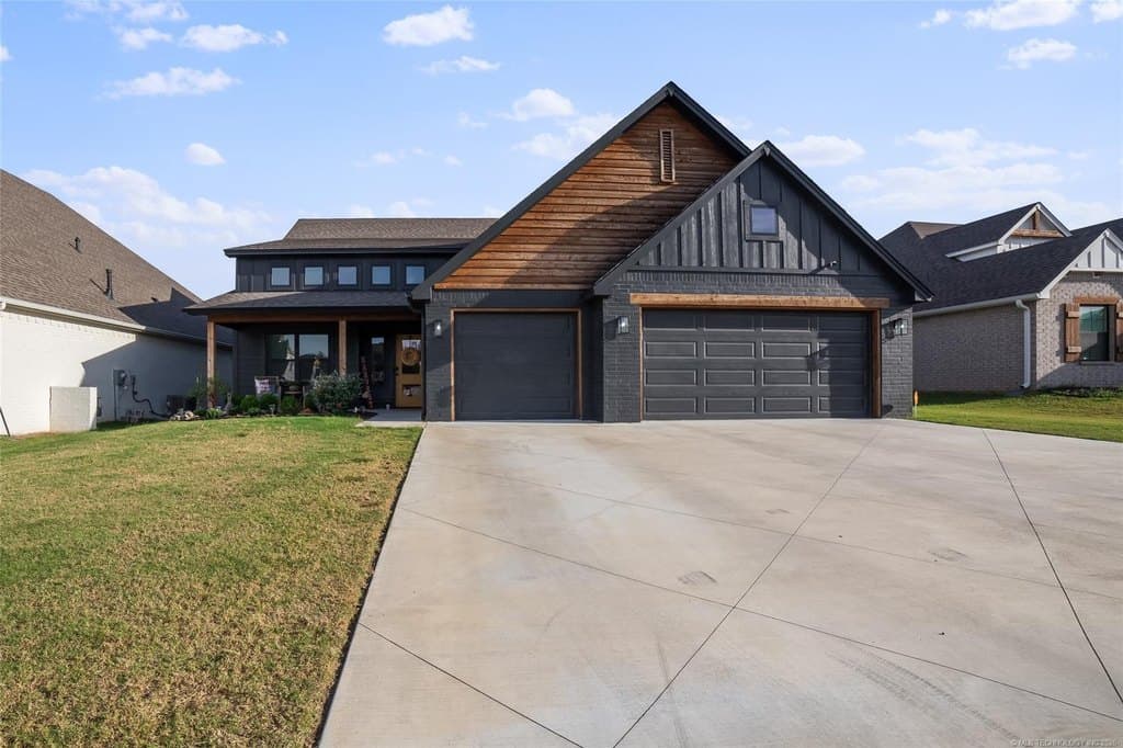 3 bedroom house for sale at 3035 N Dogwood Dr Catoosa - $374,000