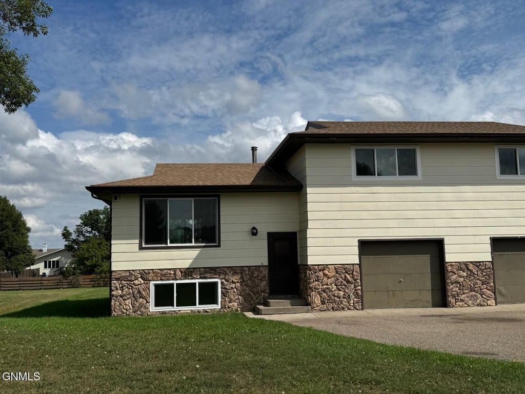 3 bedroom house for sale at 3734 W Regent Dr Bismarck - $279,900
