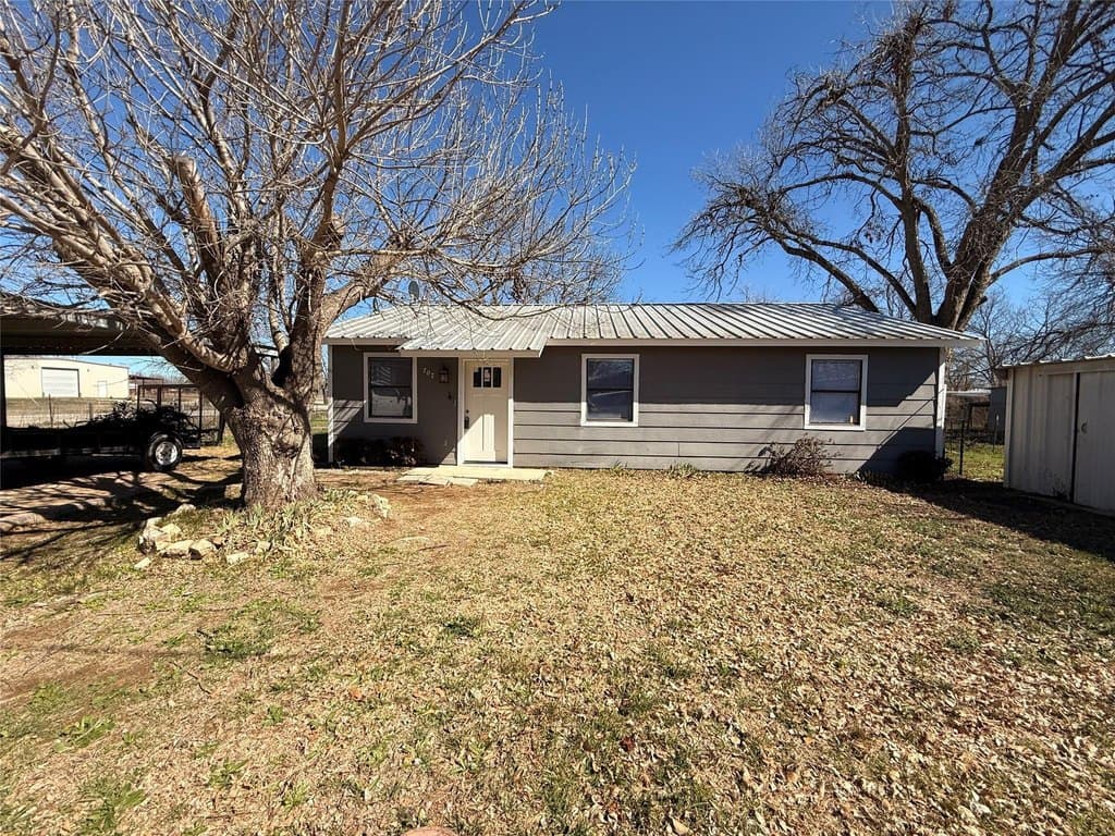 3 bedroom house for sale at 707 N First St Bangs - $135,000