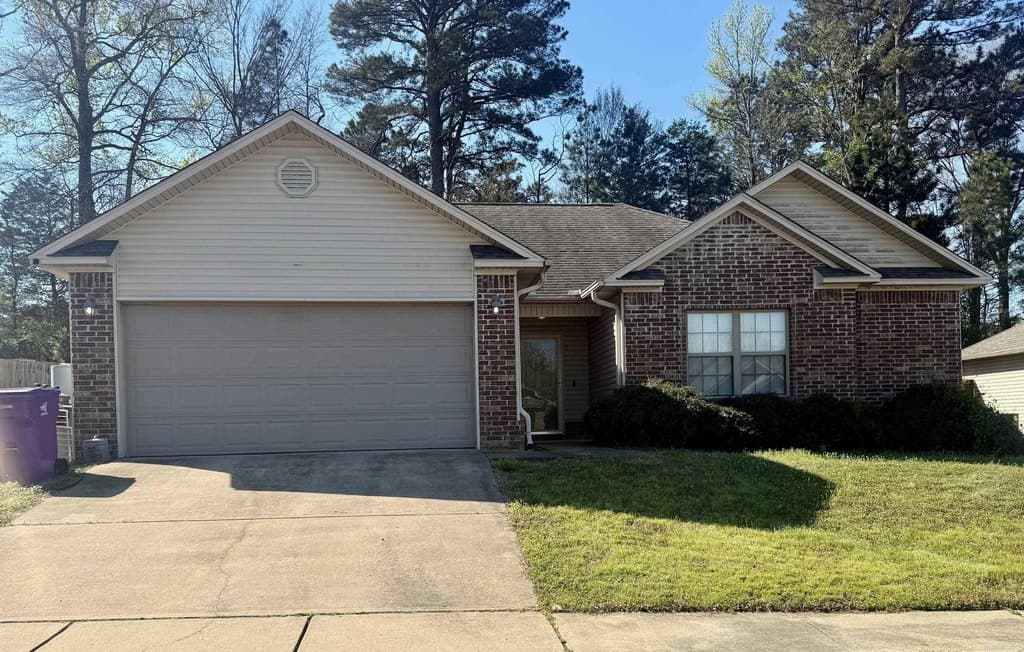 3 bedroom house for sale at 14091 Magnolia Glen Dr Alexander - $190,000