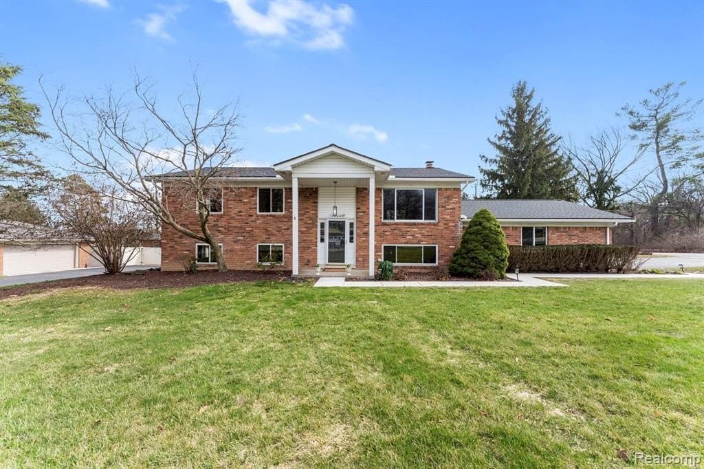 4 bedroom house for sale at 36445 Quakertown Ln Farmington Hills 48331 - $339,900