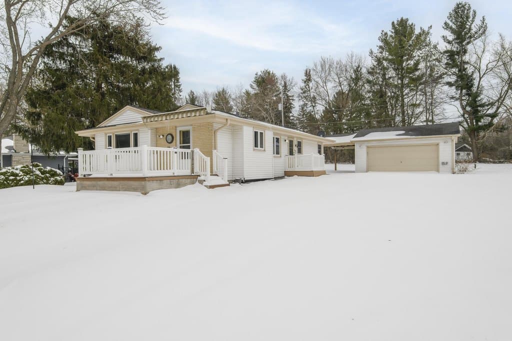 3 bedroom house for sale at 21401 W Woodland Dr New Berlin 53146 - $335,000