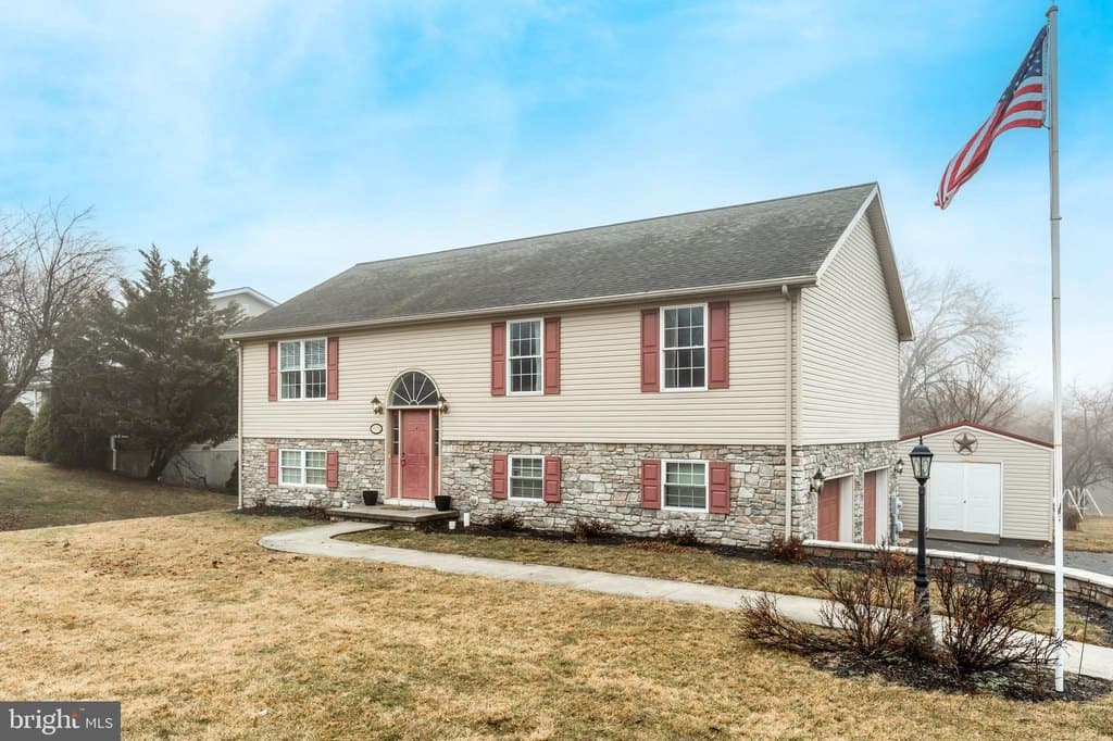 4 bedroom house for sale at 15379 Summit Farm Dr Blue Ridge Summit - $350,000